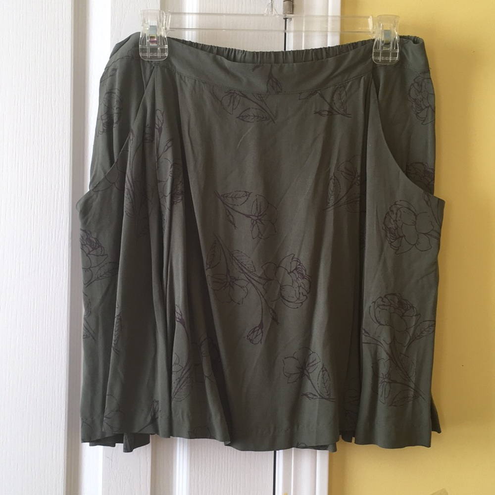 Fit and flat skirt